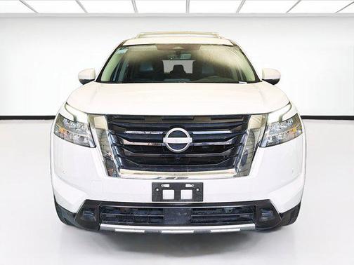 Pearl White Tricoat 2023 Nissan Pathfinder SL FWD