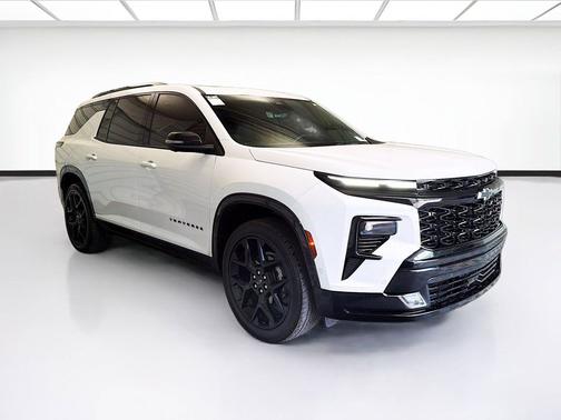 Iridescent Pearl Tricoat 2024 Chevrolet Traverse RS
