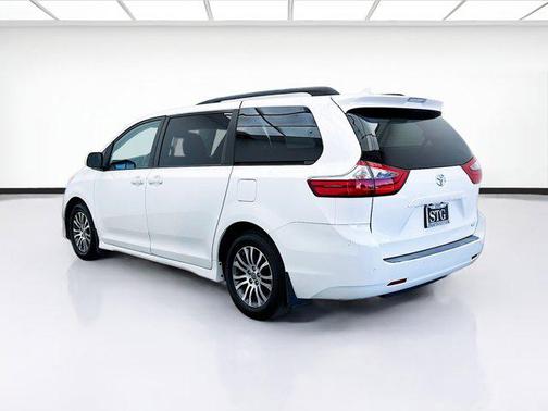 2020 Toyota Sienna XLE