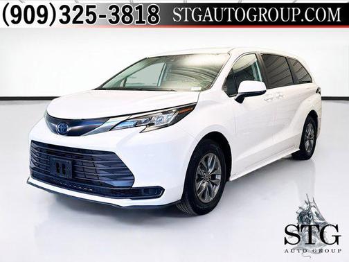 2023 Toyota Sienna LE