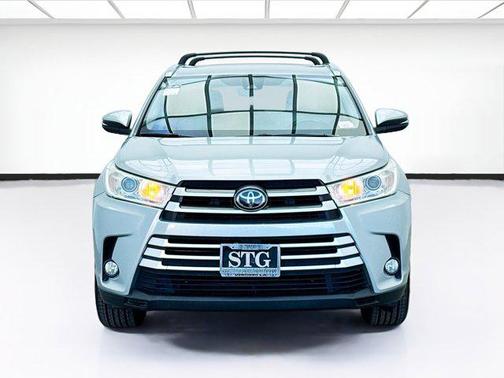 Celestial Silver Metallic 2017 Toyota Highlander XLE