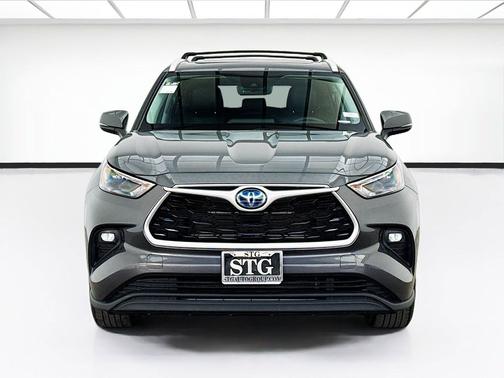 Magnetic Gray Metallic 2023 Toyota Highlander Hybrid XLE