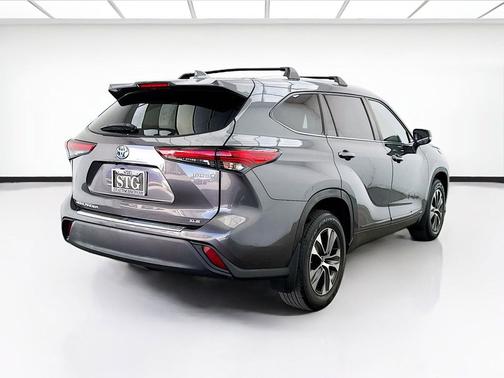 Magnetic Gray Metallic 2023 Toyota Highlander Hybrid XLE