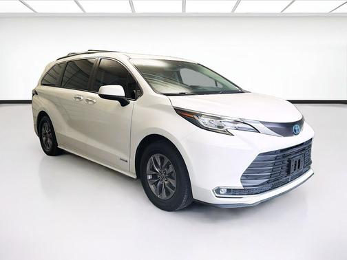 Blizzard Pearl 2021 Toyota Sienna XLE 7 Passenger