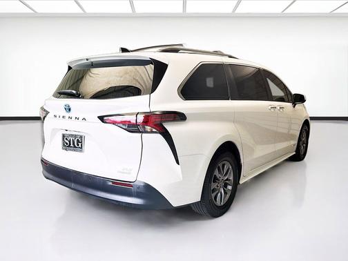 Blizzard Pearl 2021 Toyota Sienna XLE 7 Passenger