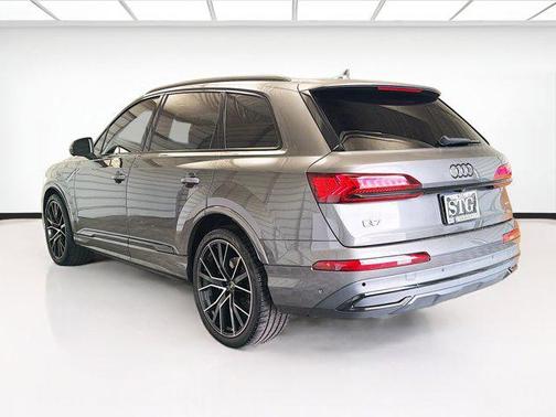 Samurai Gray Metallic 2022 Audi Q7 55 Prestige