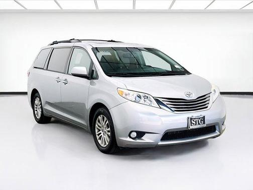 Silver Sky Metallic 2017 Toyota Sienna XLE