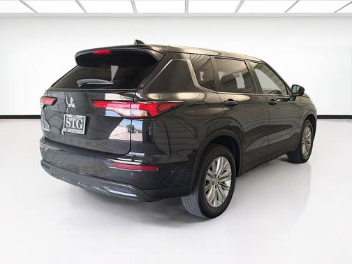 Labrador Black Pearl 2024 Mitsubishi Outlander ES