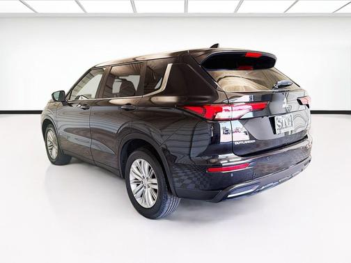 Labrador Black Pearl 2024 Mitsubishi Outlander ES