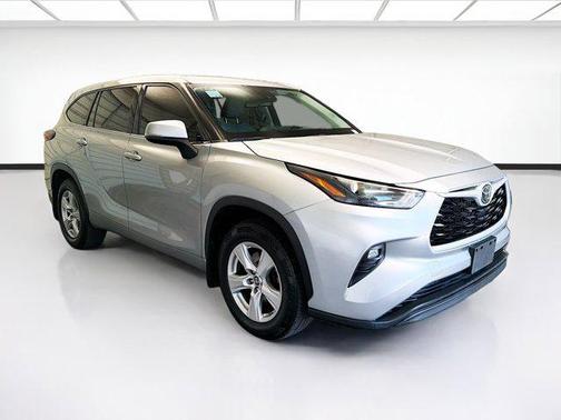 Midnight Black Metallic 2022 Toyota Highlander LE