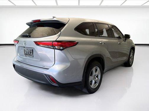 Midnight Black Metallic 2022 Toyota Highlander LE