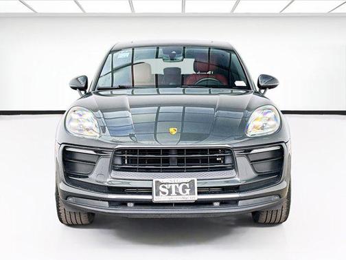Volcano Grey Metallic 2022 Porsche Macan Macan