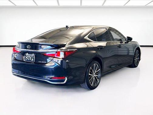 2023 Lexus ES 300h Base