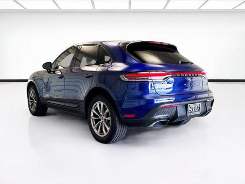 Gentian Blue Metallic 2024 Porsche Macan Macan