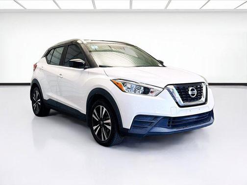 Aspen White/Super Black 2019 Nissan Kicks SV
