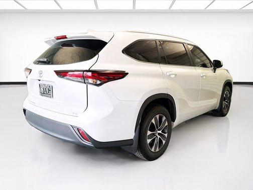 Wind Chill Pearl 2024 Toyota Highlander XLE