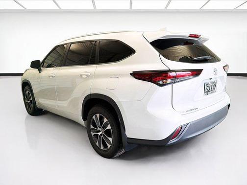 Wind Chill Pearl 2024 Toyota Highlander XLE