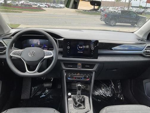 2025 Volkswagen Taos 1.5T SE Black