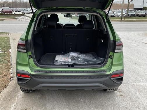 2026 Volkswagen Taos SE Black