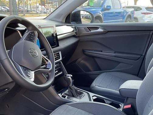 2025 Volkswagen Taos 1.5T SE Black