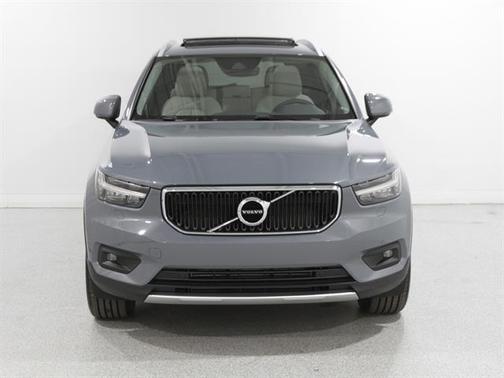 2022 Volvo XC40 T5 Momentum