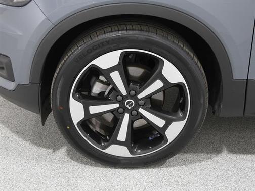2022 Volvo XC40 T5 Momentum