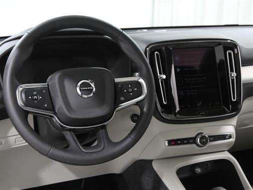2022 Volvo XC40 T5 Momentum