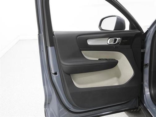 2022 Volvo XC40 T5 Momentum