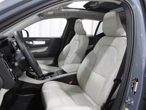 2022 Volvo XC40 T5 Momentum
