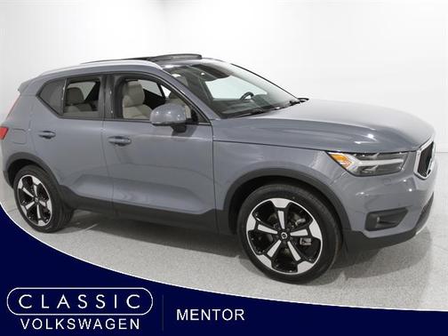 2022 Volvo XC40 T5 Momentum