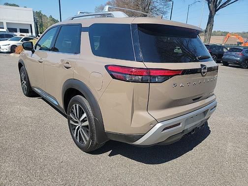 2024 Nissan Pathfinder Platinum FWD