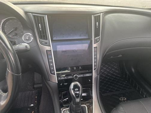 2022 INFINITI Q60 LUXE