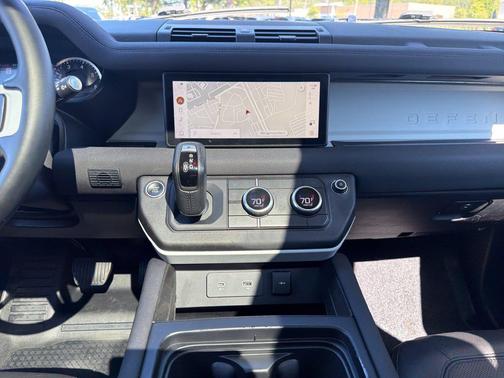 Hakuba Silver Metallic 2023 Land Rover Defender 110 SE
