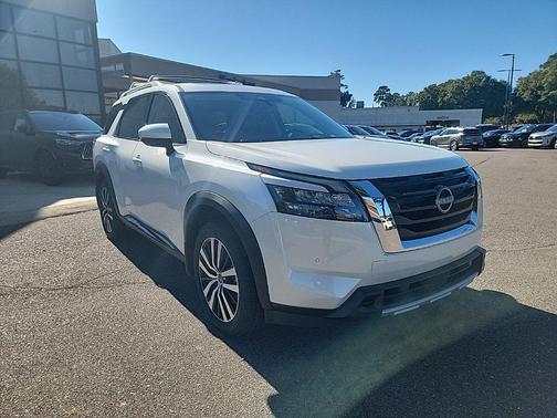 Everest White Pearl Tricoat 2025 Nissan Pathfinder Platinum FWD