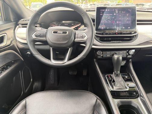 Diamond Black Crystal Pearlcoat 2023 Jeep Compass Latitude Lux