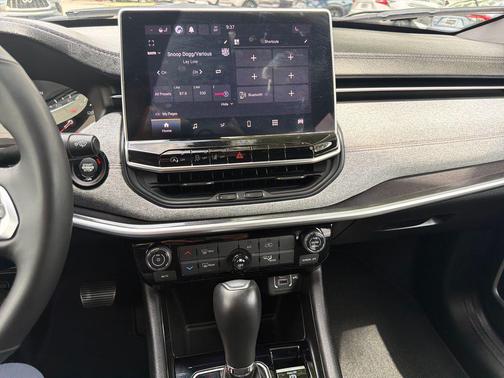 Diamond Black Crystal Pearlcoat 2023 Jeep Compass Latitude Lux