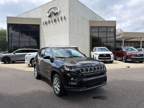 Diamond Black Crystal Pearlcoat 2023 Jeep Compass Latitude Lux