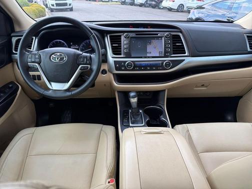 Midnight Black Metallic 2018 Toyota Highlander XLE