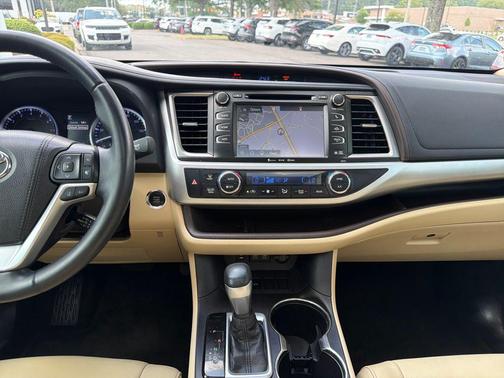 Midnight Black Metallic 2018 Toyota Highlander XLE