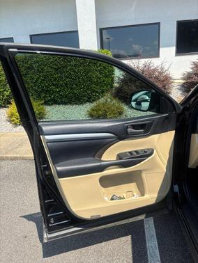 Midnight Black Metallic 2018 Toyota Highlander XLE