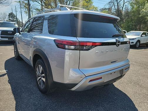 2024 Nissan Pathfinder SL FWD