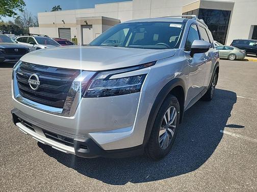 2024 Nissan Pathfinder SL FWD