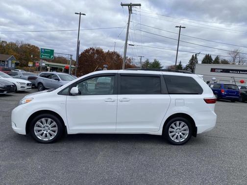 2017 Toyota Sienna LE