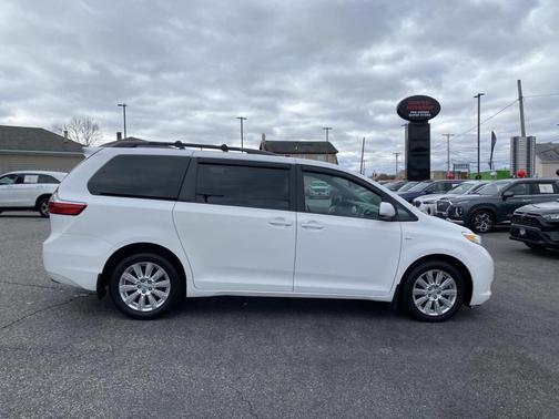 2017 Toyota Sienna LE
