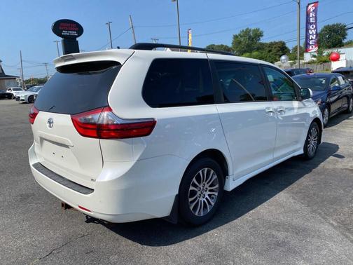 2020 Toyota Sienna XLE