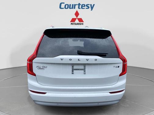 Crystal White Metallic 2022 Volvo XC90 T5 Momentum