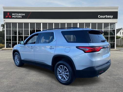 Silver Ice Metallic 2022 Chevrolet Traverse LT Cloth