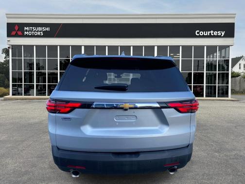Silver Ice Metallic 2022 Chevrolet Traverse LT Cloth