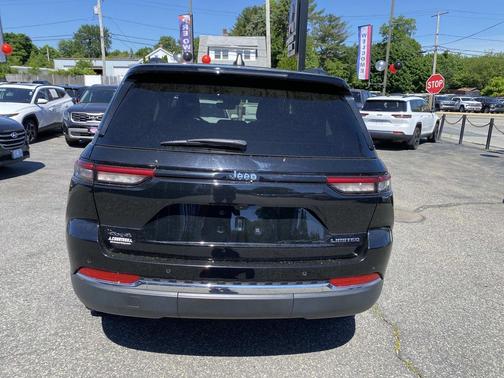 Diamond Black Crystal Pearlcoat 2023 Jeep Grand Cherokee Limited