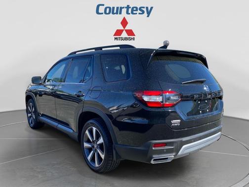 Crystal Black Pearl 2023 Honda Pilot Touring 8-Passenger
